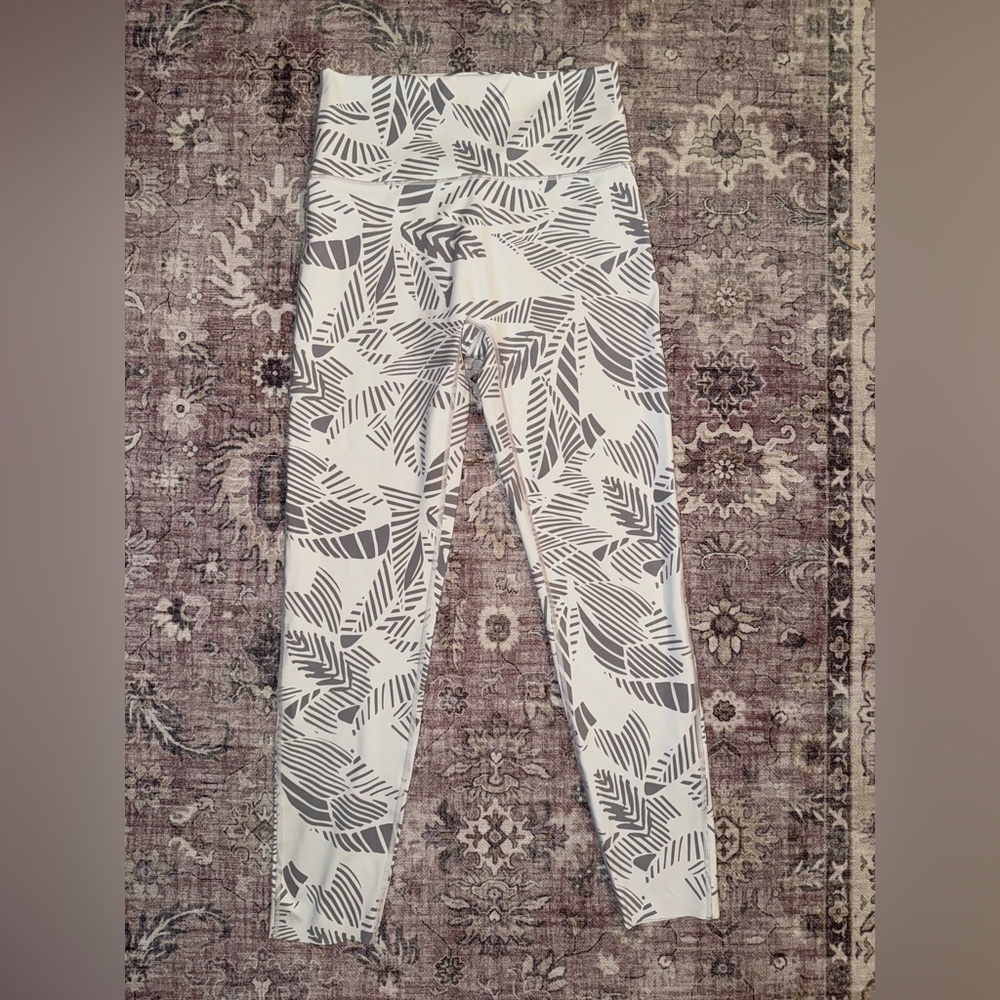 Aerie Gray‎ and White Leaf Print Leggings